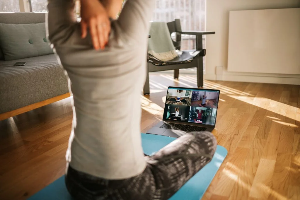 evde yoga yapmak